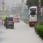PAK और 4 खाड़ी देशों में भारी बारिश, 69 मौतें, दुबई में भारत की 28 उड़ानें रद्द, बलूचिस्तान-खैबरपख्तूनख्वा में इमरजेंसी