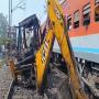 जेसीबी से टकराई लोकमान्य तिलक एक्सप्रेस, डीडीयू टर्मिनल के व्यास नगर रेलवे फाटक पर हुआ हादसा