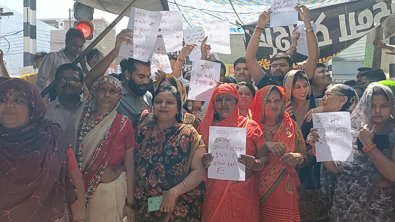 भारतीय किसान यूनियन सुनील के सदस्यों ने किसानों की मांगो को लेकर तहसील परिसर मेँ धरना दिया साथ ही मांगो को लेकर उपजिलाधिकारी को ज्ञापन सौंपा