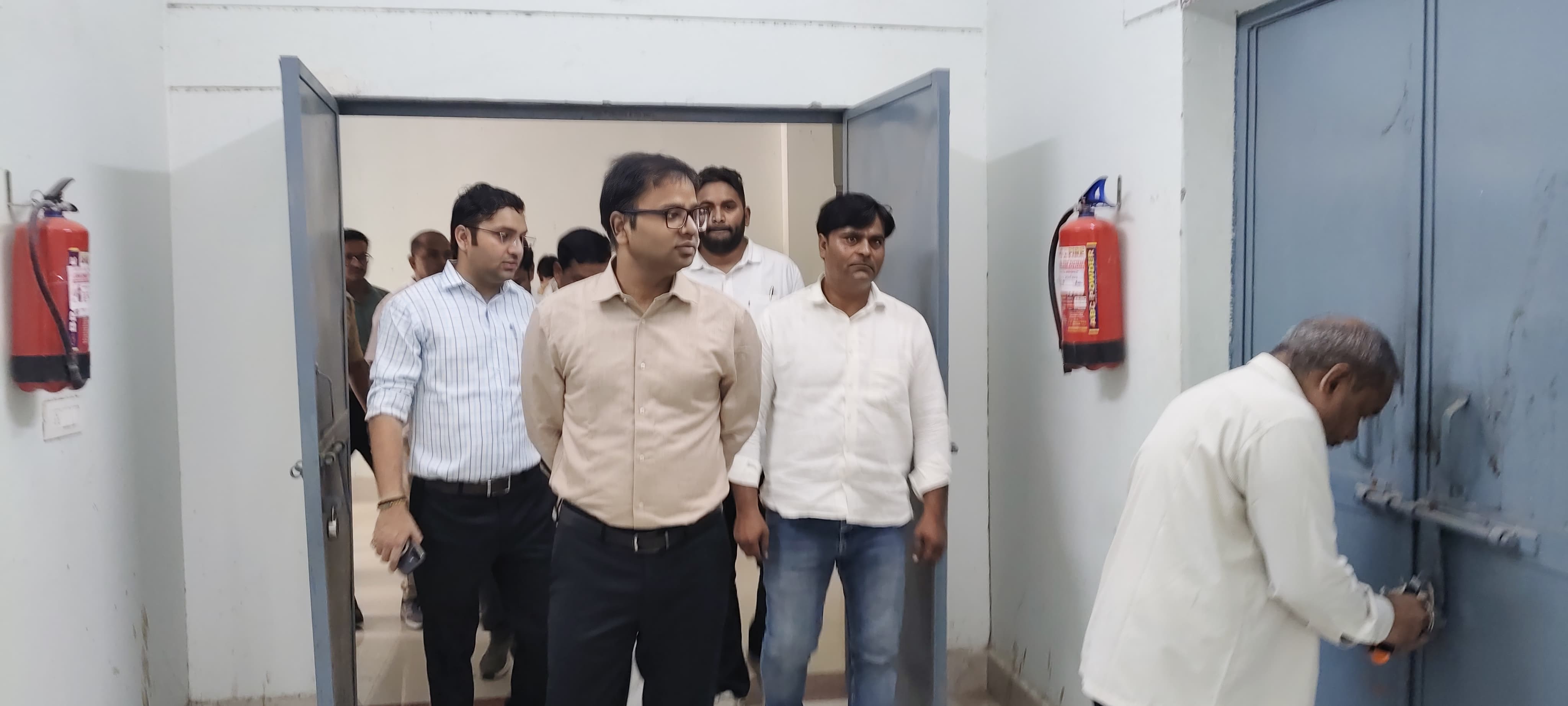 जिलाअधिकारी रमेश रंजन ने राजनैतिक दलों की उपस्थिती मे ईवीएम वेयर हाउस का त्रैमासिक निरीक्षण किया
