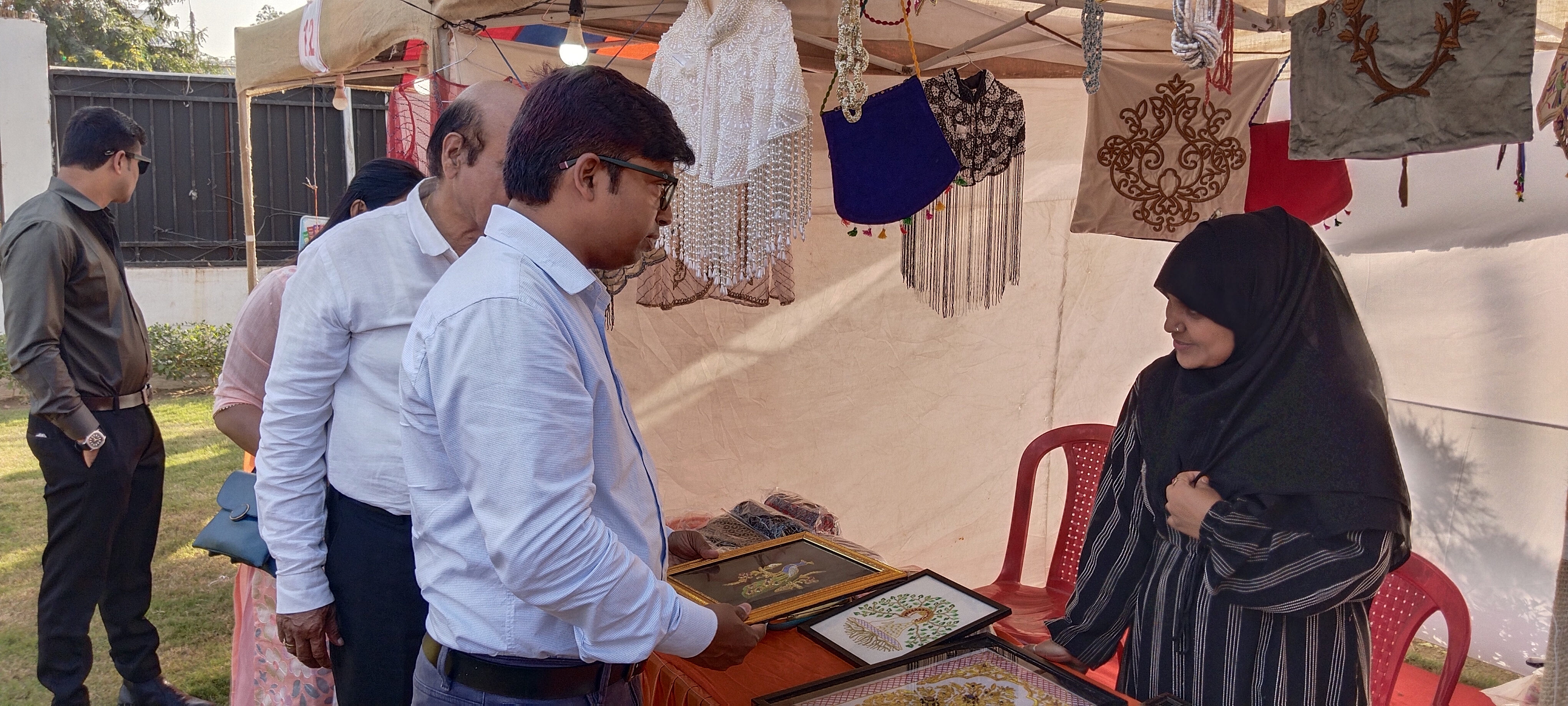 क्वीन इंप्रेस मैरी लाइब्रेरी सदर बाजार में दस दिवसीय हस्तशिल्प प्रदर्शनी हुई शुरू