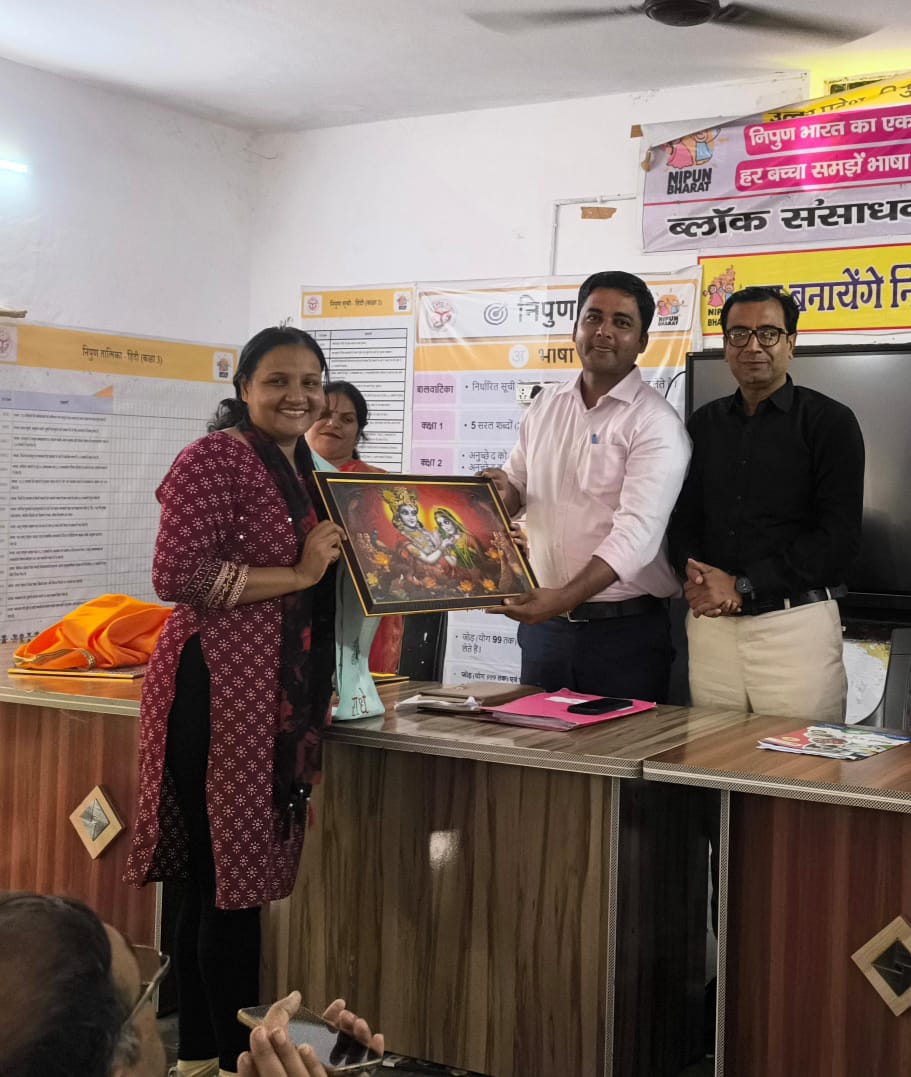 शिक्षा में उत्कृष्ट कार्य के लिए शिक्षिका धारा गुप्ता सम्मानित