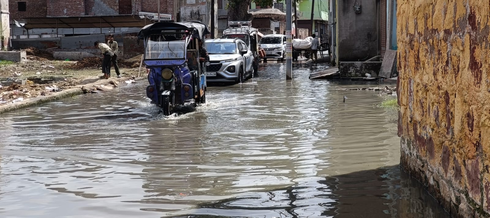 वृंदावन में चारों तरफ देखने को मिलते हैं भरी हुई नालियां और कूड़े के ढेर