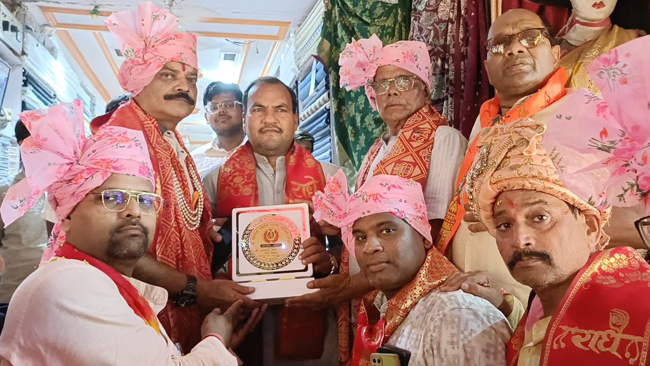 राया में धूमधाम के साथ निकली अग्रसेन महाराज की शोभायात्रा