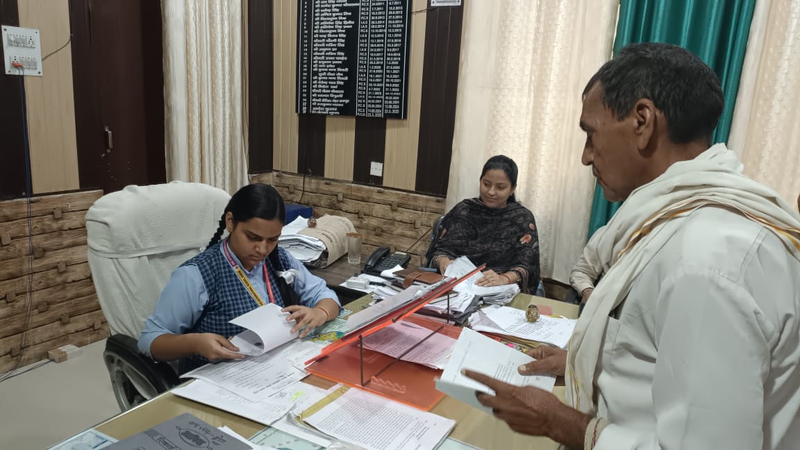 महावन तहसील में 10वीं की छात्रा को एक दिन के लिए एसडीएम बनाया
