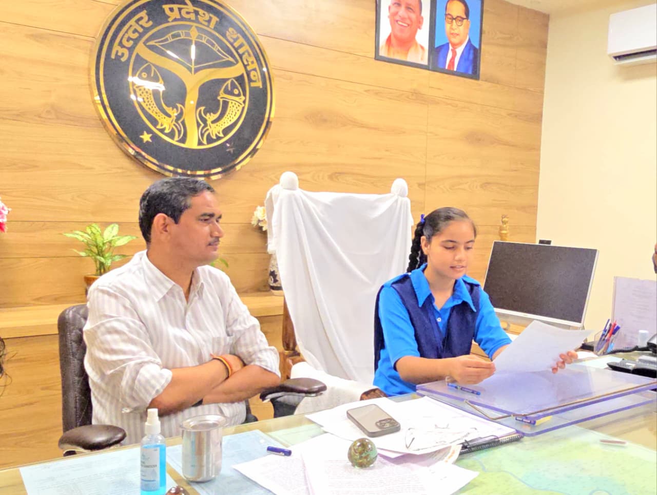 मथुरा में दसवीं की छात्रा लवली बनी एक दिन की डीएम