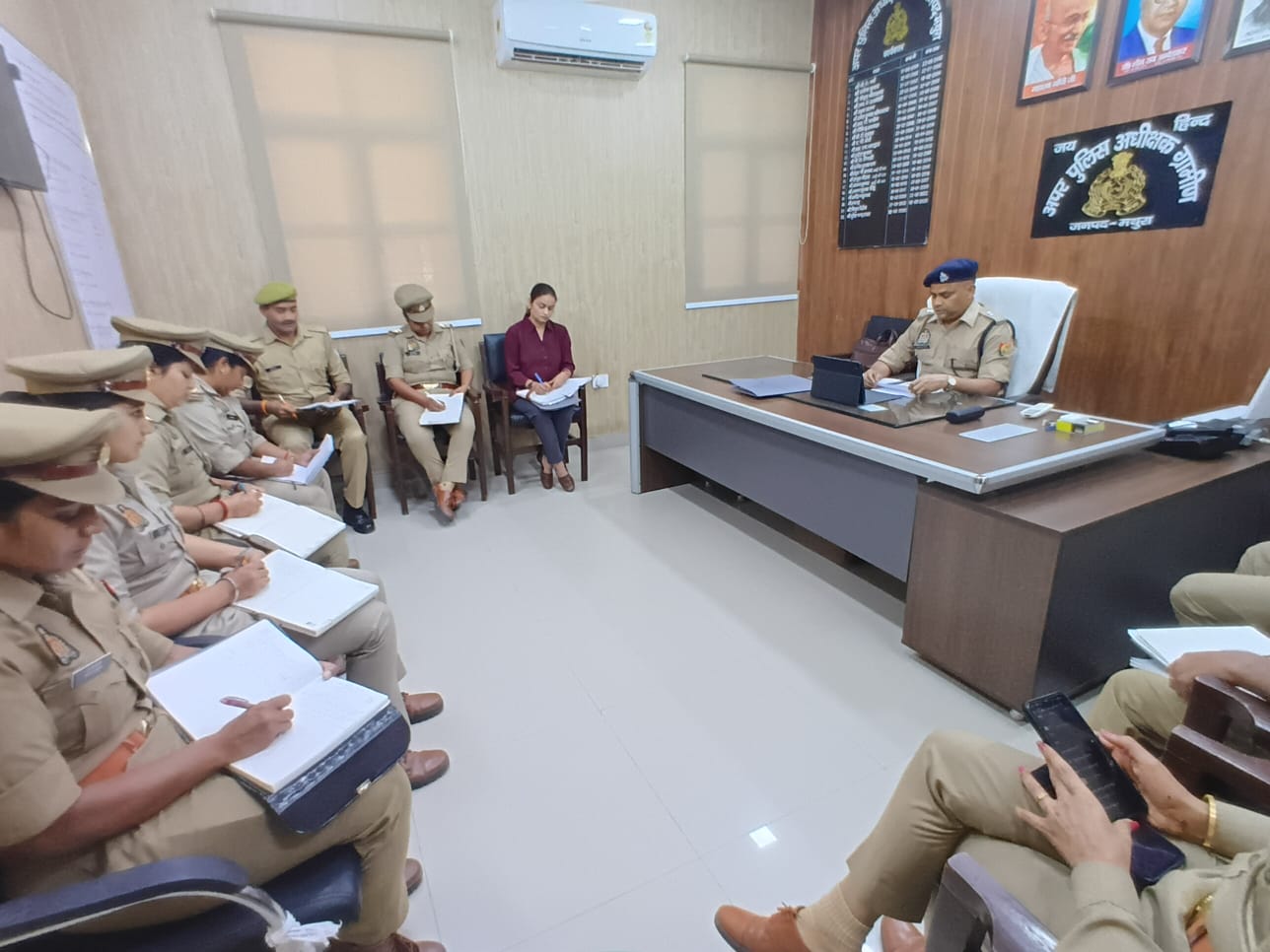 एसपी ग्रामीण सुरेश चंद्र रावत ने मिशन शक्ति केन्द्रों व  एंटी रोमियो के प्रभारियों के साथ की गोष्टी