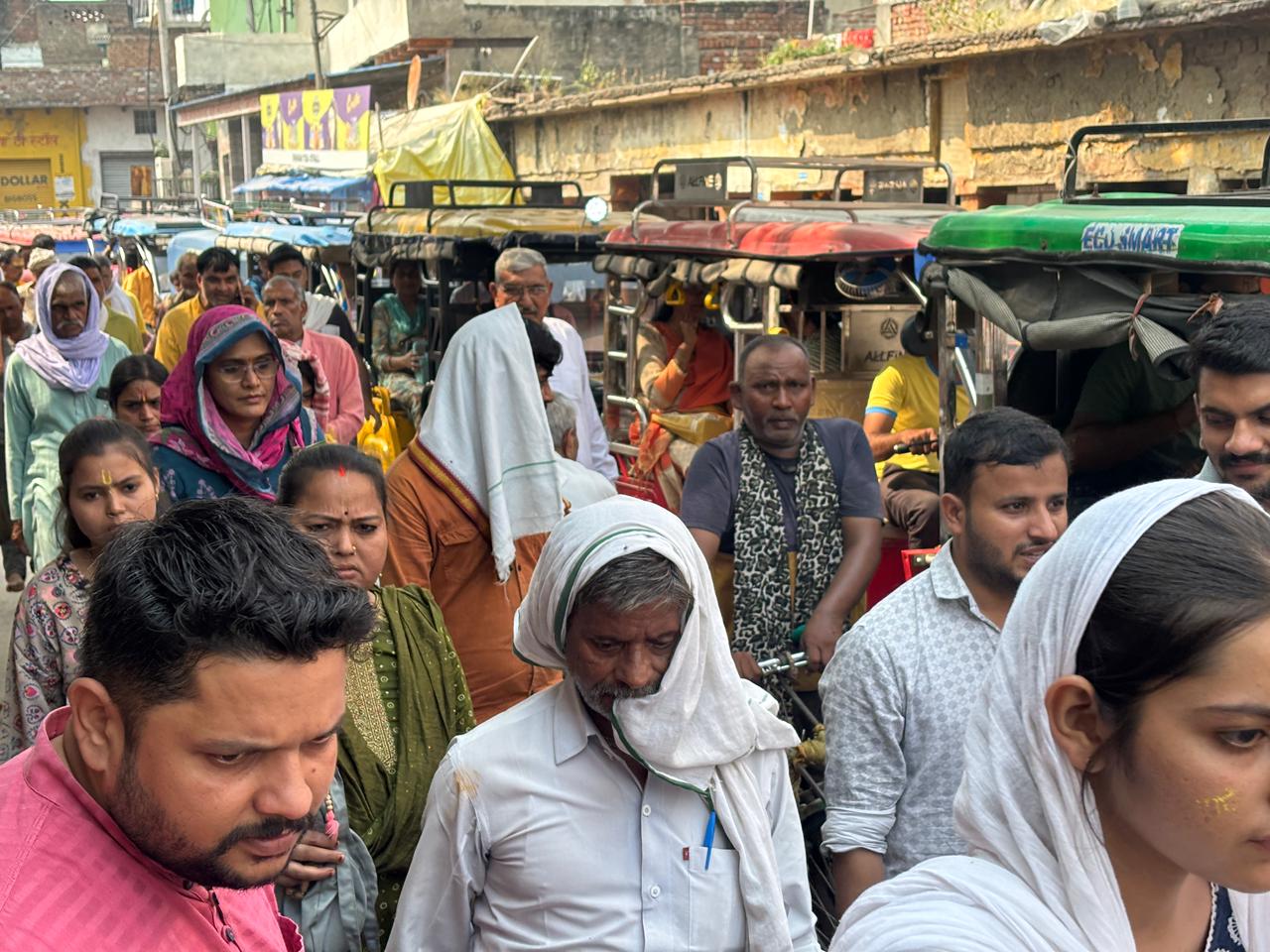 गोवर्धन परिक्रमा में श्रद्धालु बेहाल, ई-रिक्शा की अव्यवस्था से भक्ति में खलल