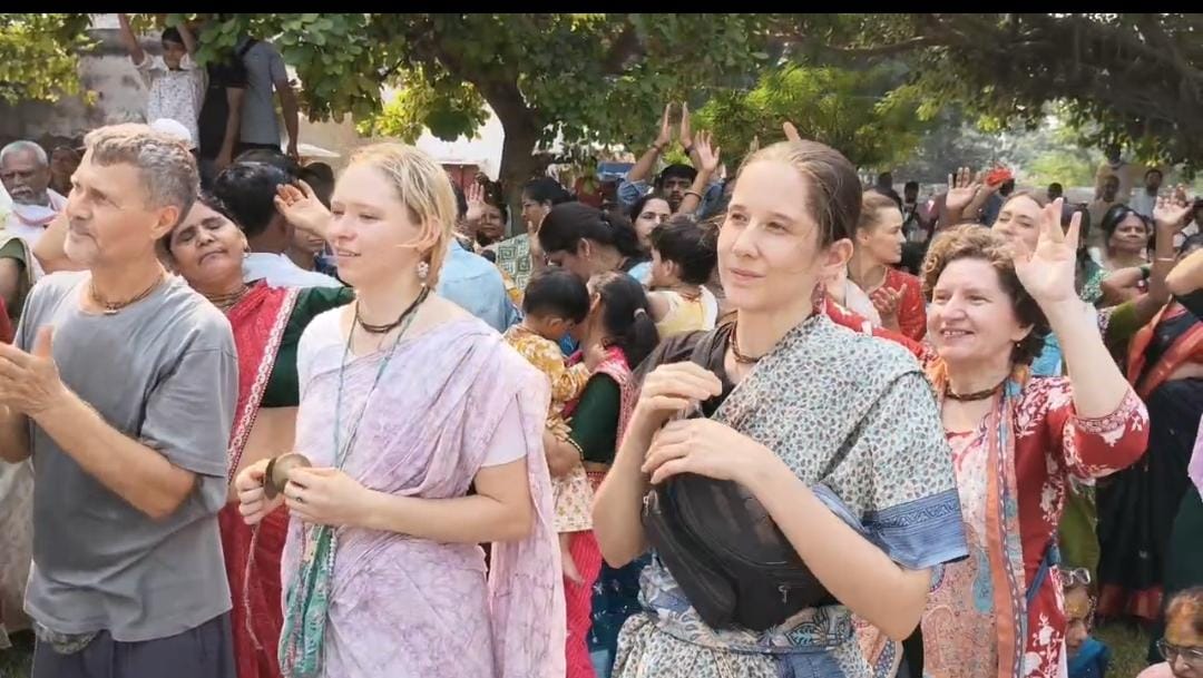 ब्रज में गोवर्धन पूजा की धूम, विदेशी भक्तों ने भी की गोवर्धन पूजा, गौडीय संप्रदाय और विदेशी भक्तों ने निकाली छप्पन भोग शोभा यात्रा