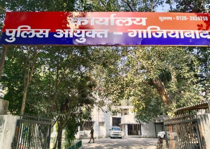 रिश्वत के पैसे की बंदर बांट करने वाले दोनों सिपाहियों को लोनी विधायक के हस्तक्षेप के बाद किया गया सस्पेंड