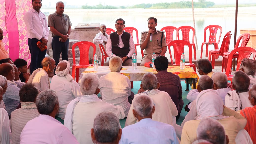 पराली के मामले को लेकर मथुरा के डीएम और एसएसपी ने किसानों के साथ की बैठक