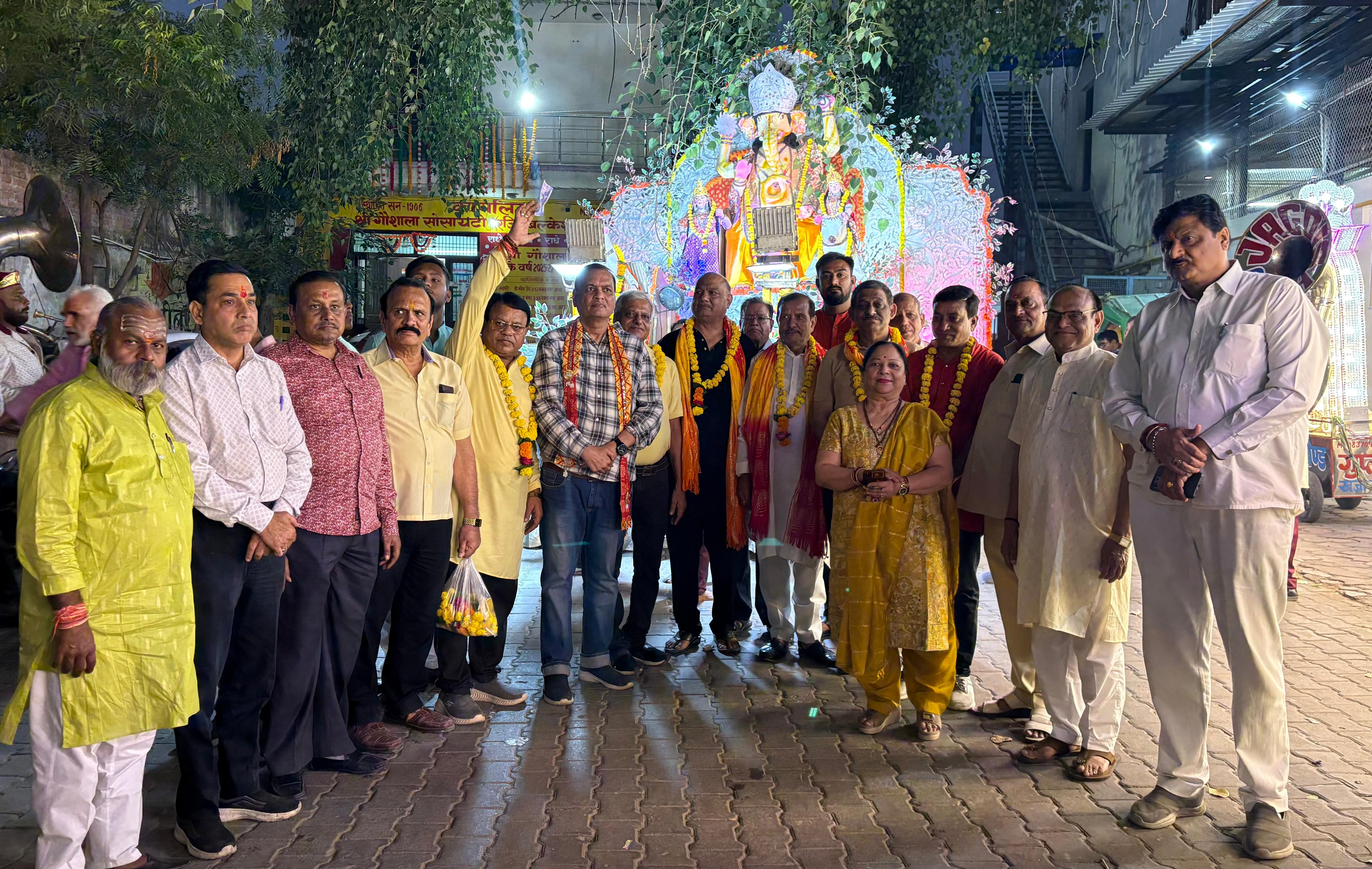 जय श्रीकृष्ण के जयकारों से गूंजा आगरा, मुकुट पूजन और गणेश जी की सवारी से हुआ श्रीकृष्ण लीला महोत्सव का शुभारंभ