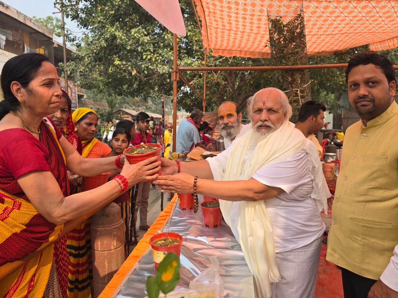 परिक्रमार्थियों को किया तुलसी के गमले का निःशुल्क वितरण