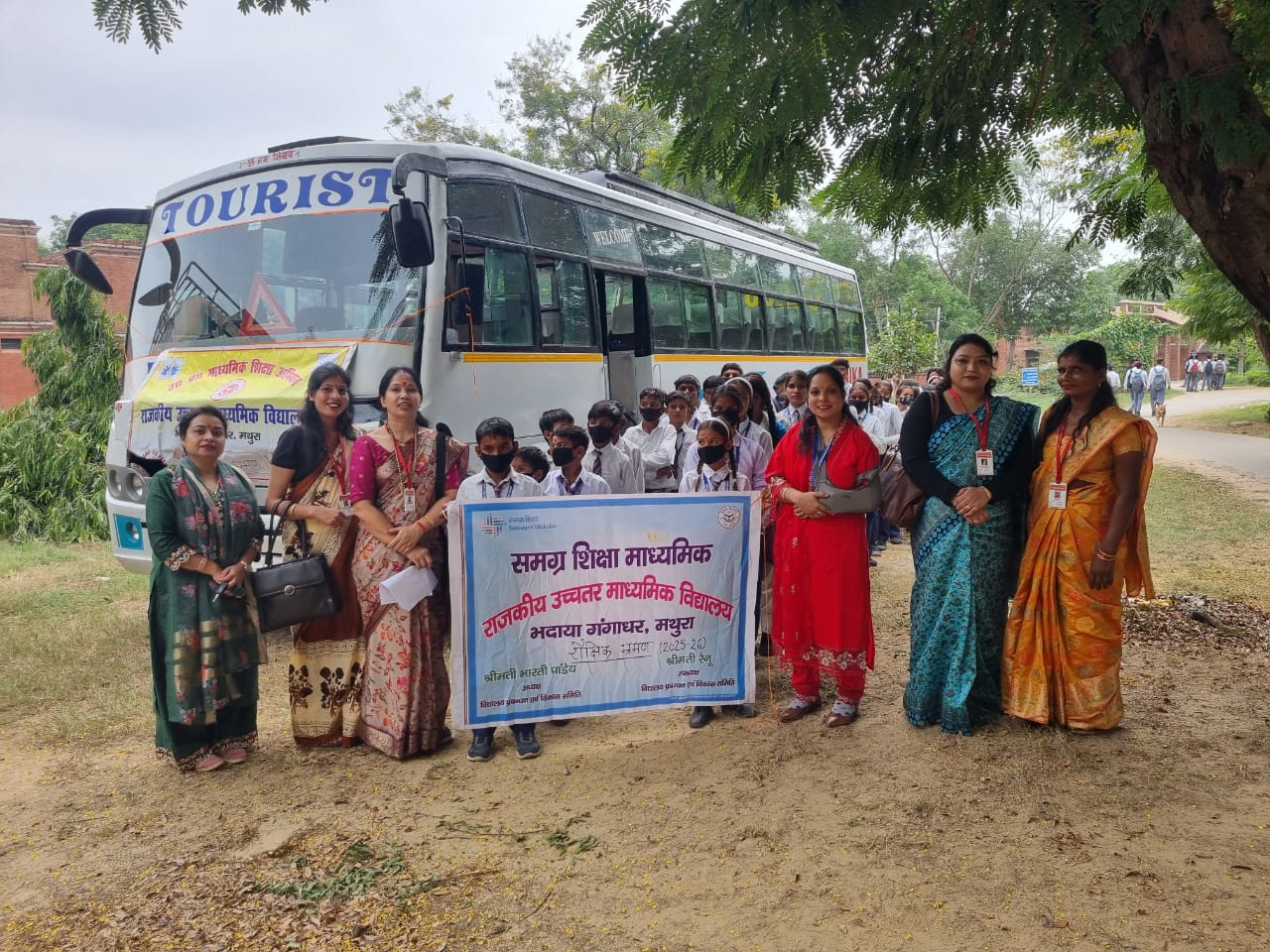 बच्चों ने वाणिज्य  विज्ञान कला के साथ आगरा किया भ्रमण