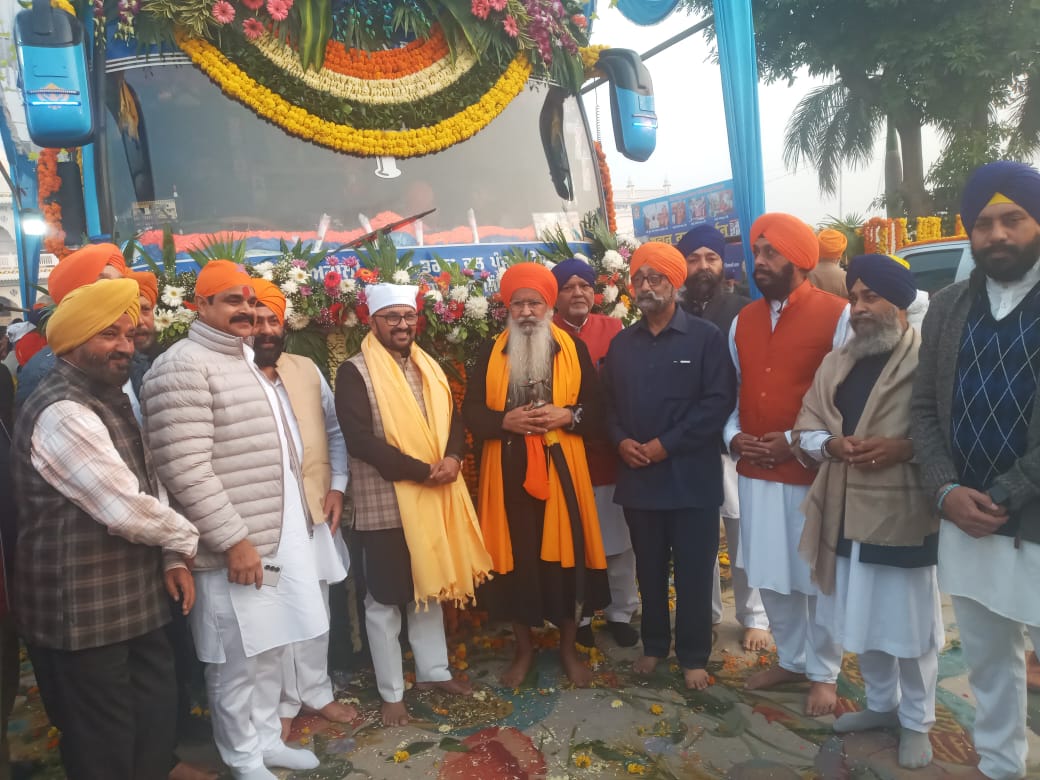 कांच की बस में विराजमान श्री गुरु ग्रंथ साहिब महाराज की पालकी व गतका रहा मुख्य आकर्षण