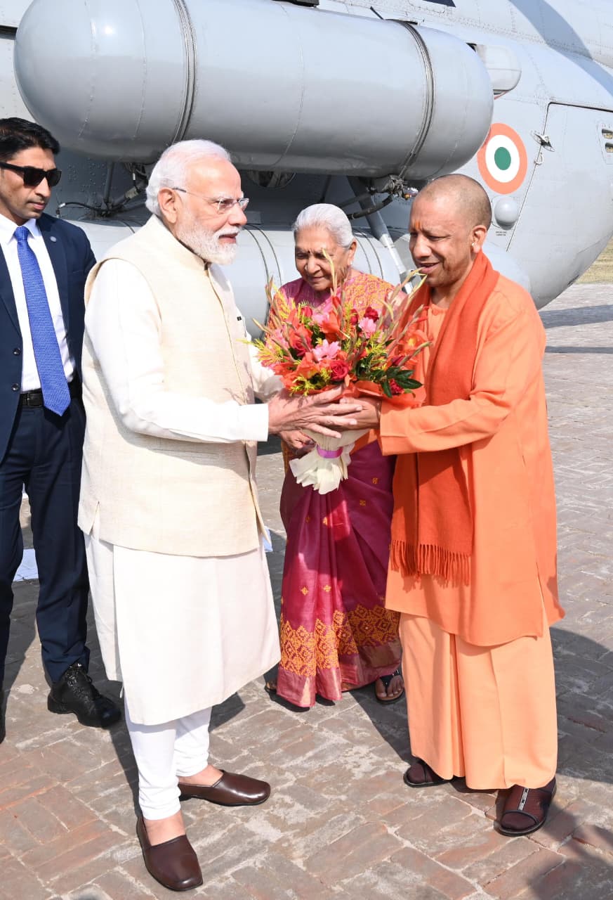 अयोध्यावासियों ने जयश्रीराम, जय जय हनुमान के जयकारे संग पुष्पवर्षा से प्रधानमंत्री का किया स्वागत