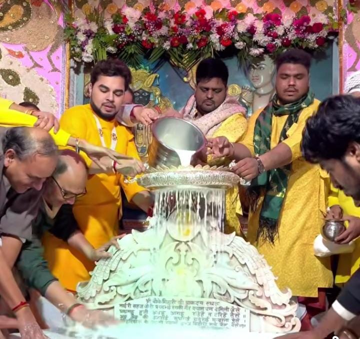 बांके बिहारी का 482वां प्राकट्य उत्सव, अपने आराध्य को बधाई देने के लिए उमड़ा जन सैलाब, ​भव्य 'बिहार पंचमी' शोभायात्रा में गूंजे 'जयकारे'