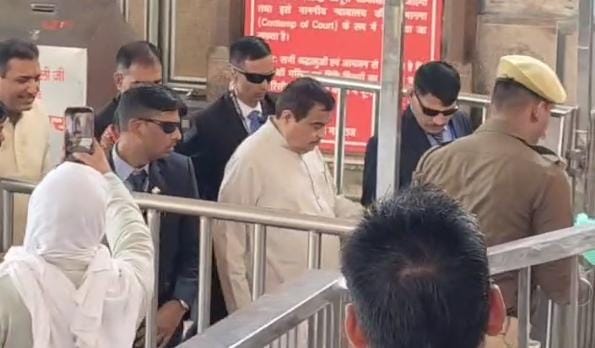 बरसाना राधारानी की शरण पहुंचे केंद्रीय परिवहन एवं राज्य सड़क मंत्री नितिन गड़करी