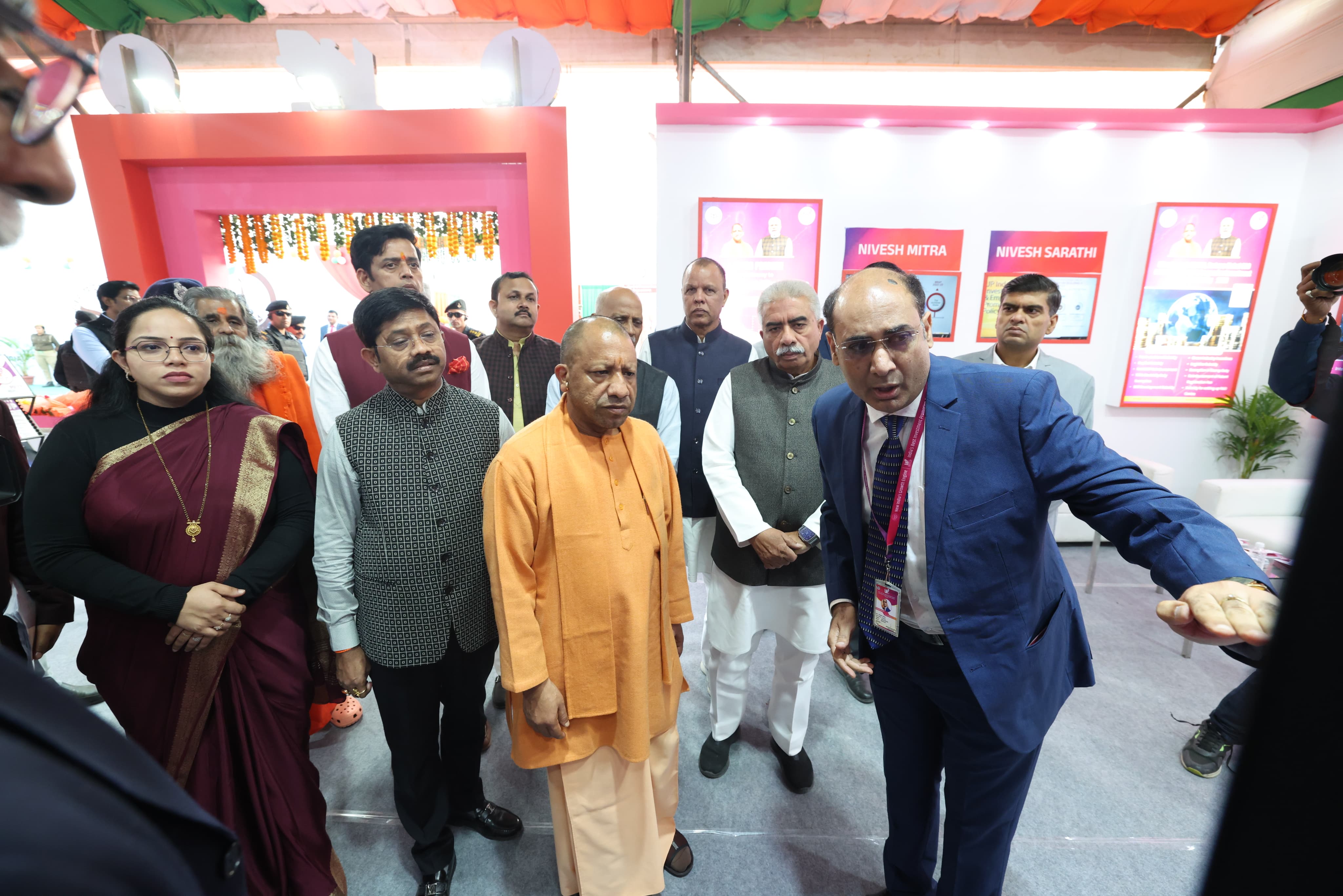 मुख्यमंत्री योगी आदित्यनाथ ने गोरखपुर ट्रेड शो में इन्वेस्ट यूपी पैवेलियन का किया दौरा
