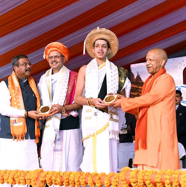 काशी तमिल संगमम् के चौथे संस्करण का उद्घाटन के अवसर पर  मुख्यमंत्री योगी आदित्यनाथ ने वैदिक साधक श्री देवव्रत महेश रेखे को सम्मानित किया