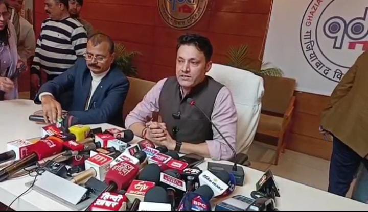 गाजियाबाद विकास प्राधिकरण उपाध्यक्ष ने हरनंदीपुरम परियोजना को लेकर प्रेस वार्ता की