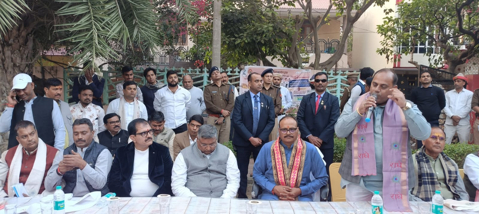 उपमुख्यमंत्री ब्रजेश पाठक का अनोखा जनसंपर्क अभियान, घर-घर पहुंचकर बांटे SIR फॉर्म