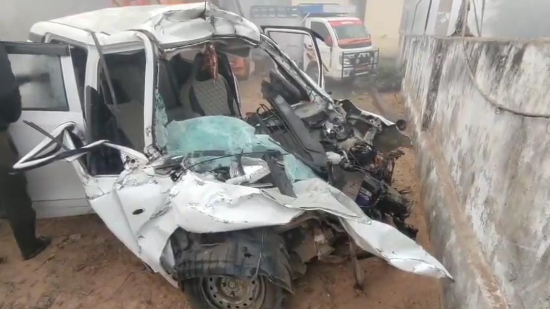 ट्रक और वैगन-आर कार में हुई जोरदार भिड़ंत, कार सवार एक युवक की मौके पर हुई दर्दनाक मौत