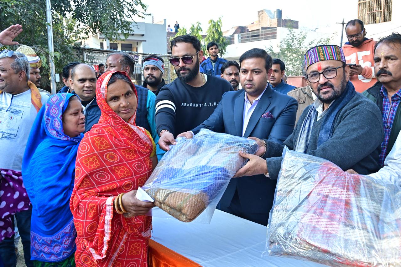 कैबिनेट मंत्री योगेंद्र उपाध्याय ने जरूरतमंदों को बांटे कंबल
