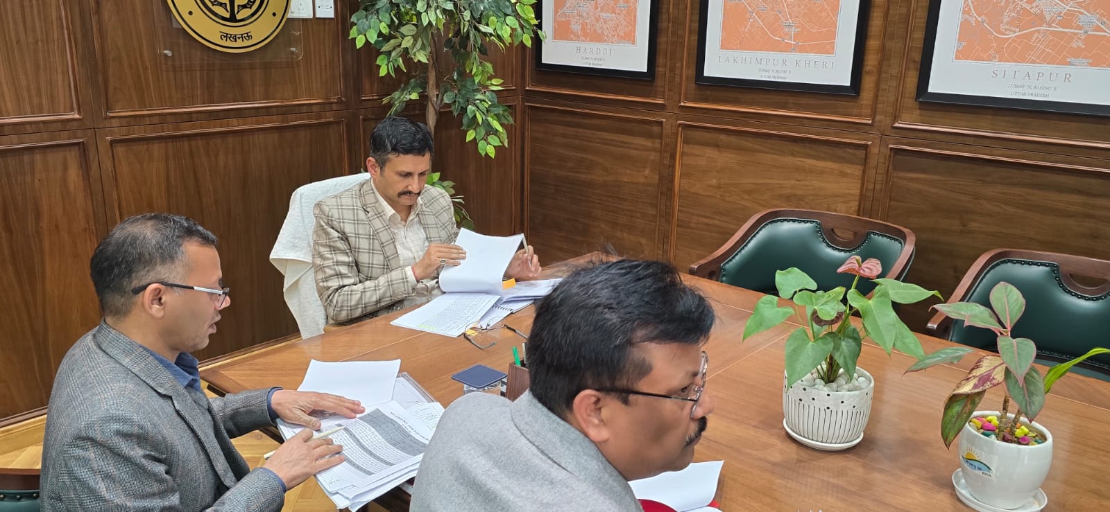 मण्डलायुक्त की अध्यक्षता में सी0एम0 डैशबोर्ड पर प्रदर्शित राजस्व कार्यक्रमों, कर-करेत्तर राजस्व प्राप्तियों तथा निर्धारित लक्ष्य के सापेक्ष राजस्व संग्रहण की व्यापक समीक्षा बैठक संपन्न