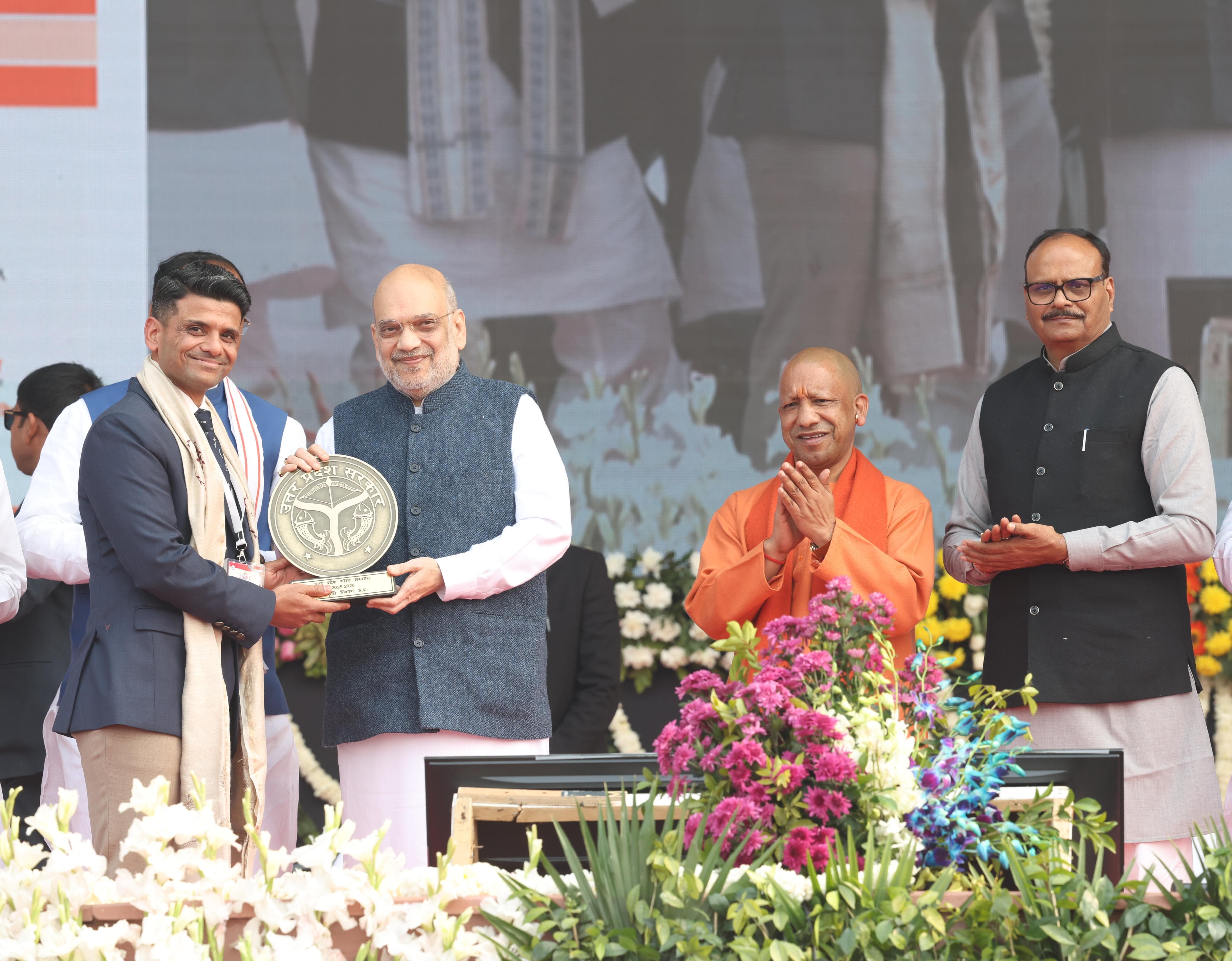 मुख्यमंत्री युवा उद्यमी विकास अभियान (सीएम युवा) के तहत बेहतर प्रदर्शन करने वाले पांच जनपदों के जिलाधिकारियों को गृह मंत्री ने किया सम्मानित