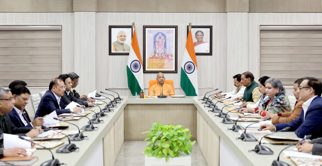 ओवरलोड ट्रक/डंफर न चलें, भारी वाहनों के चालकों के स्वास्थ्य की नियमित अंतराल पर हो जांच: मुख्यमंत्री