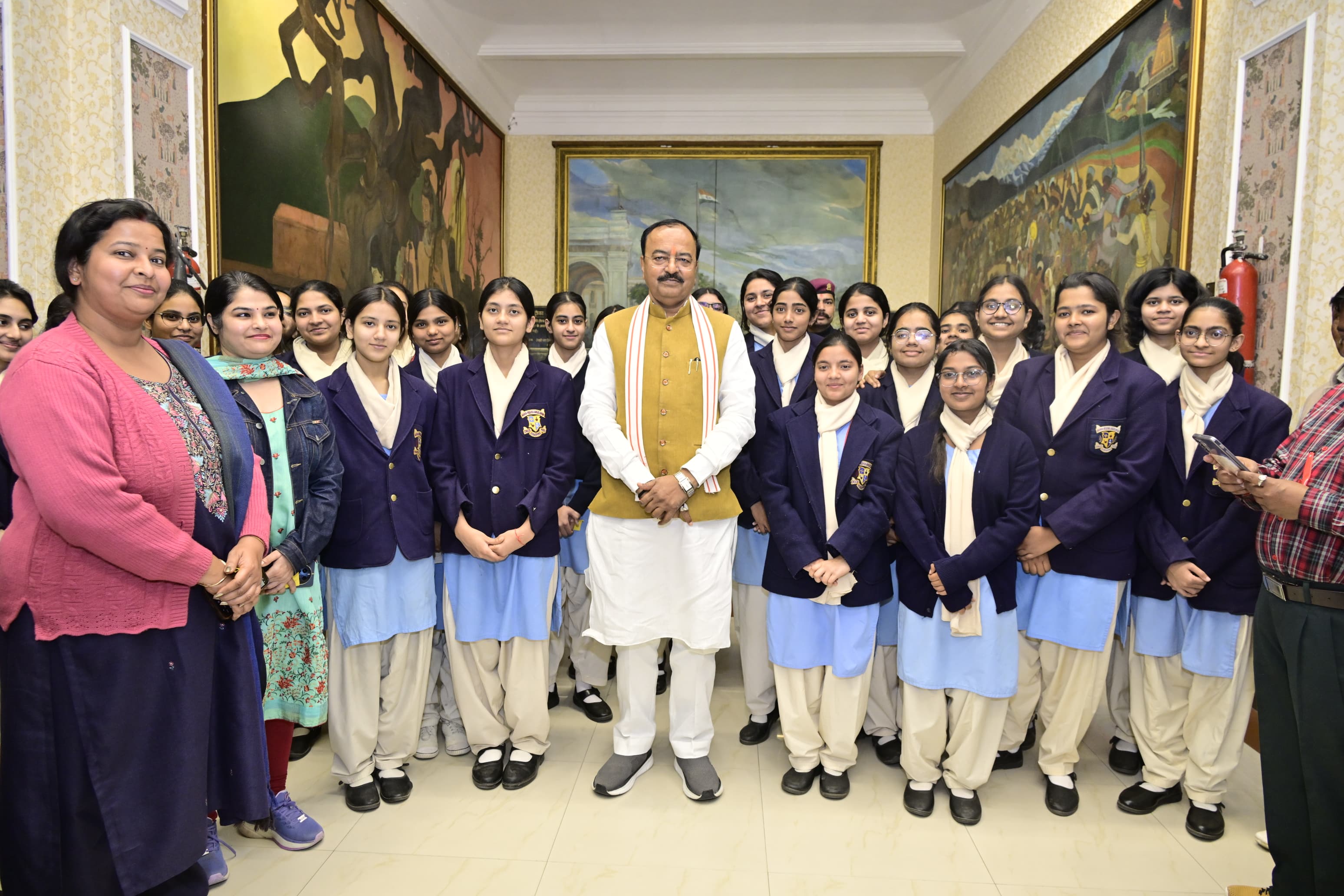 बजट सत्र के दौरान उप मुख्यमंत्री केशव प्रसाद मौर्य से छात्राओं की भेंट
