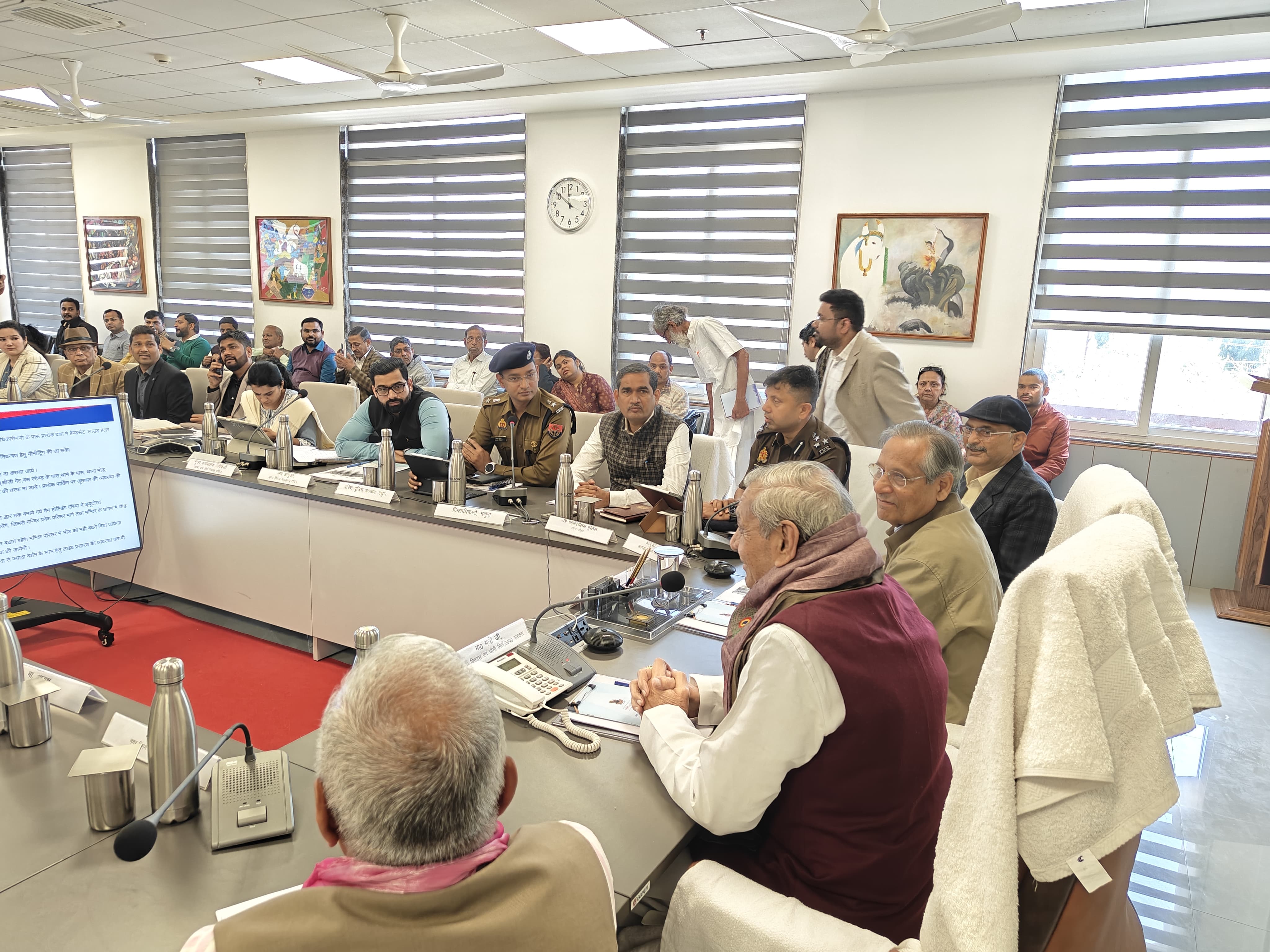 रंगोत्सव को लेकर मंत्री लक्ष्मी नारायण चौधरी ने अधिकारियों के साथ की बैठक