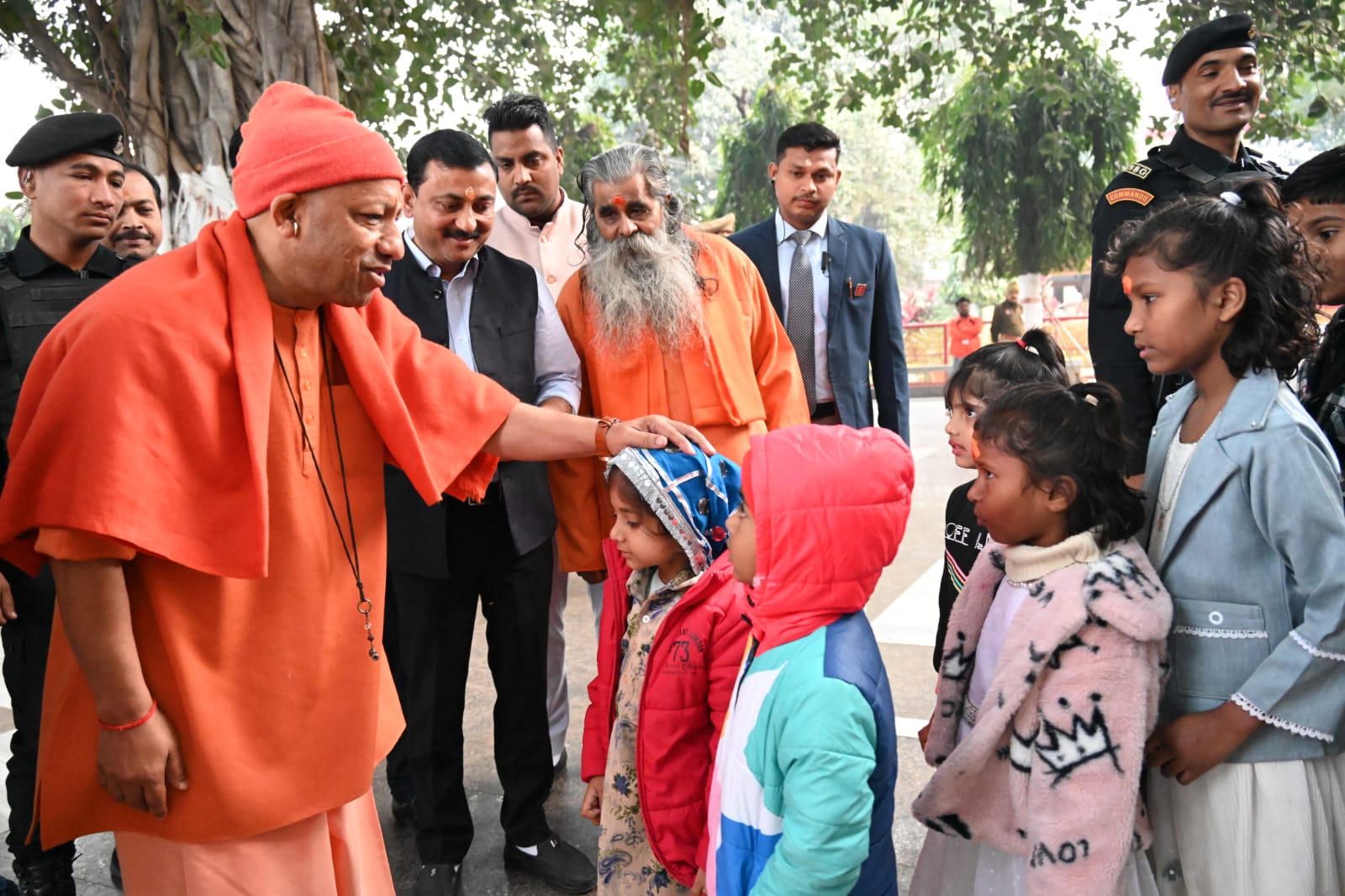 गोरखनाथ मंदिर में मुख्यमंत्री ने किया जनता दर्शन का आयोजन, करीब 150 लोगों से मुलाकात कर सुनीं समस्याएं