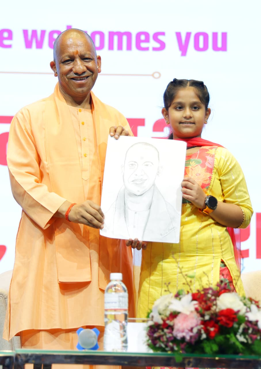 सिंगापुर में भारतीय समुदाय से मुख्यमंत्री योगी आदित्यनाथ ने किया संवाद