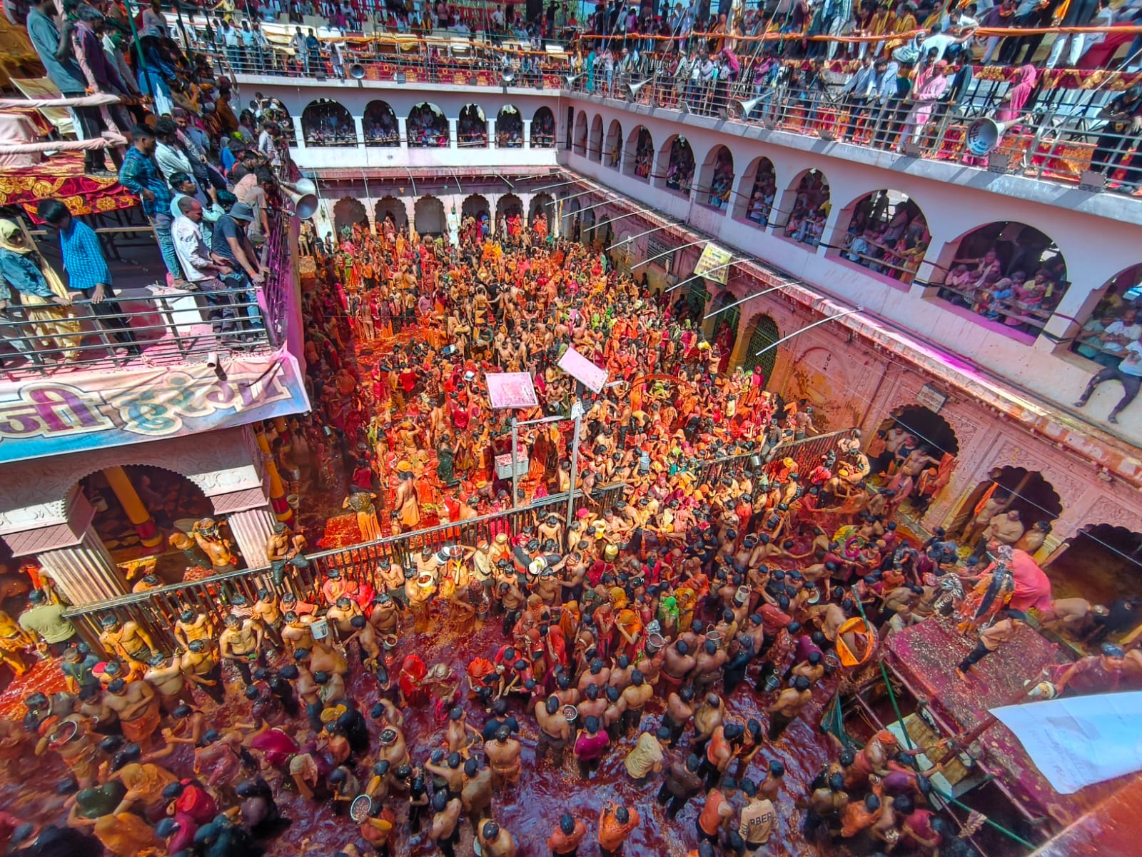 दाऊजी हुरंगे में उमड़ा आस्था, उल्लास और रंगों का सैलाब, घूंघट में आई महिलाओं ने हुरियारों के कपड़े फाड़े, प्रेमपूर्वक हुरियारों के शरीर पर बरसाए कोड़े