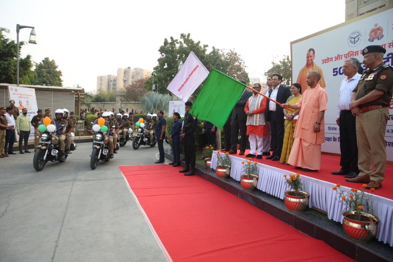 मुख्यमंत्री योगी आदित्यनाथ ने 50 क्यूआरटी वाहनों को हरी झंडी दिखाकर किया रवाना
