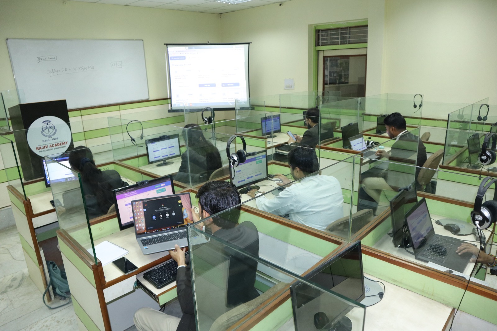 राजीव एकेडमी के चार एमबीए विद्यार्थियों का आकर्षक पैकेज पर चयन