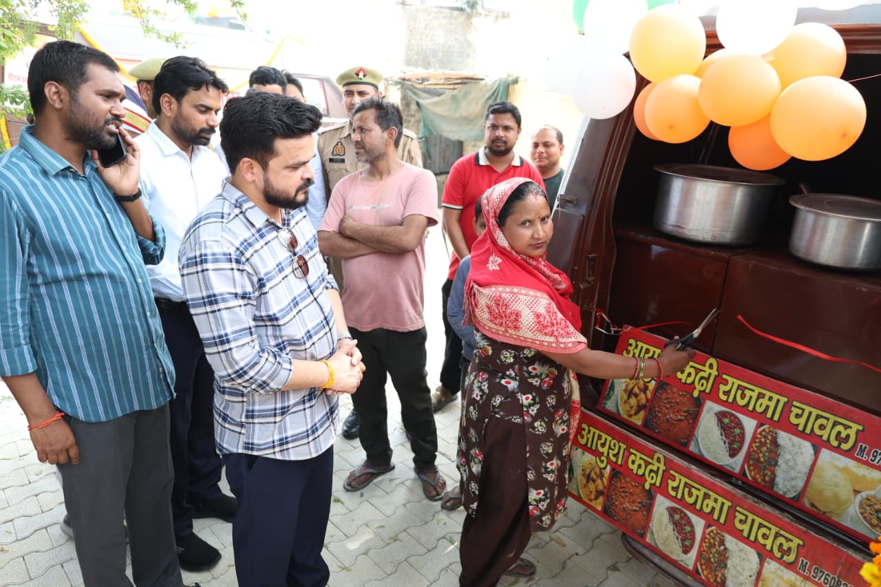 बेकार हो चुकी एंबुलेंस अब गरीब रेहड़ी पटरी संचालकों का भरेगी पेट