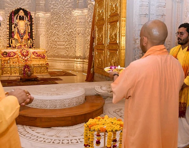 सीएम योगी ने श्रीराम मंदिर व हनुमानगढ़ी में किया दर्शन-पूजन