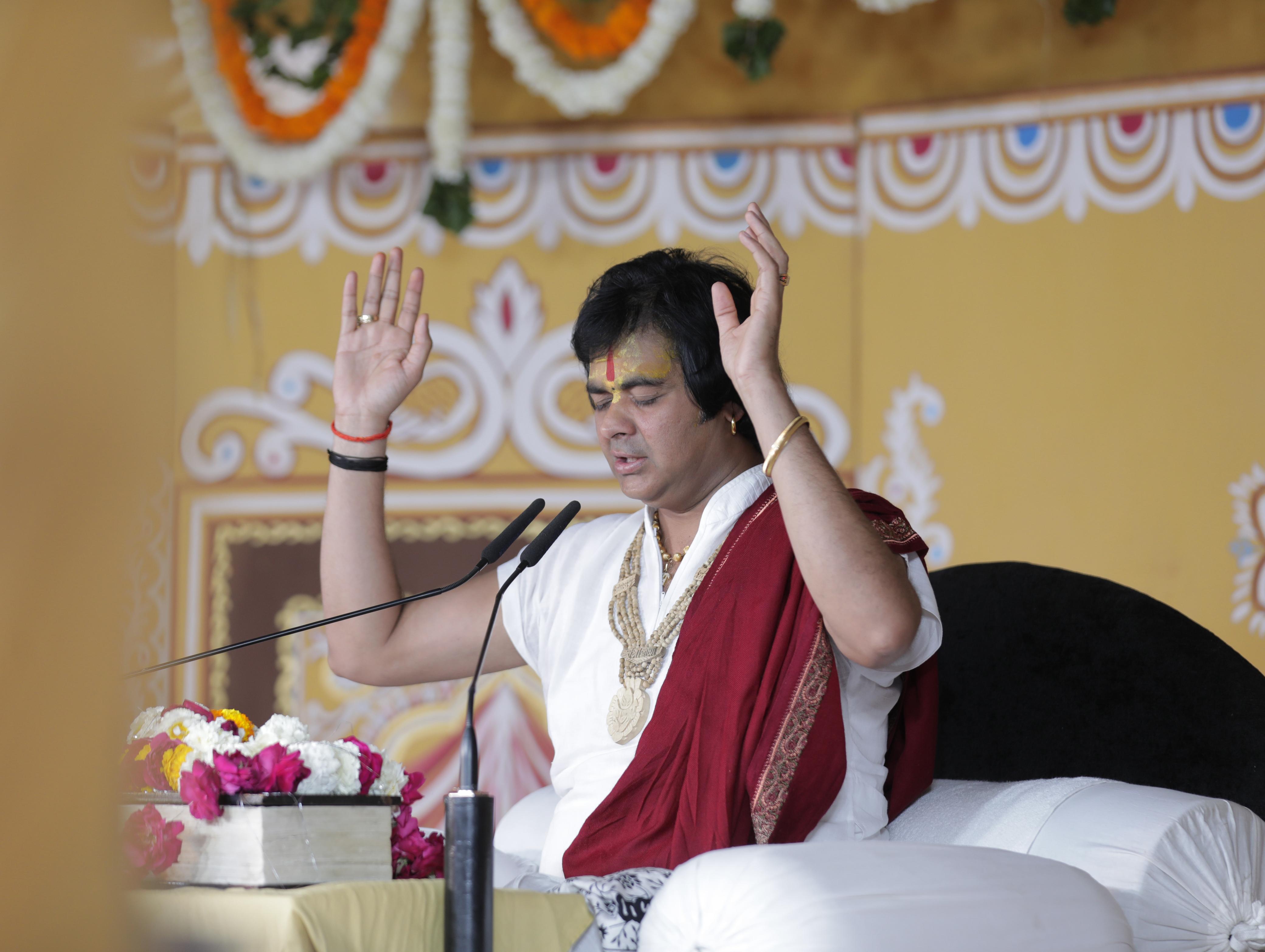 चिन्मानंद बापू ने किया बाल लीलाओं का वर्णन, भावुक हुये भक्तजन