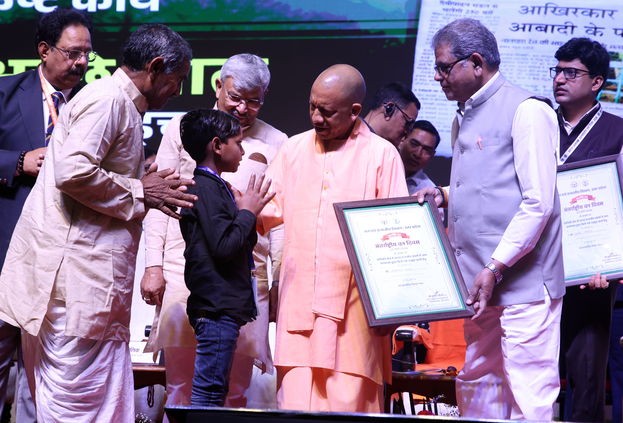 मुख्यमंत्री ने वीर बच्चों को किया सम्मानित