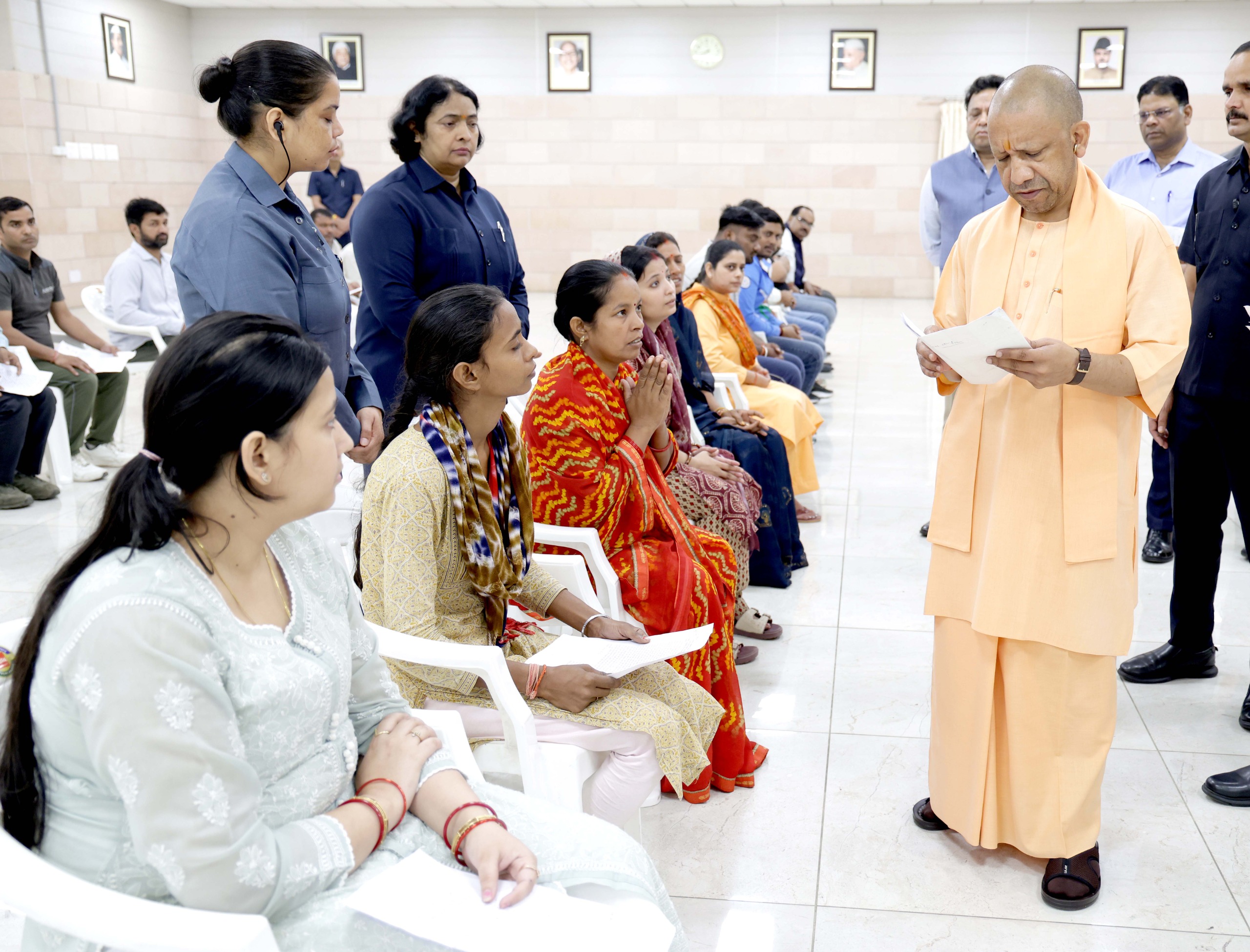 सीएम योगी ने जन समस्याओं का लिया संज्ञान, एक-एक फरियादी से खुद मिले मुख्यमंत्री