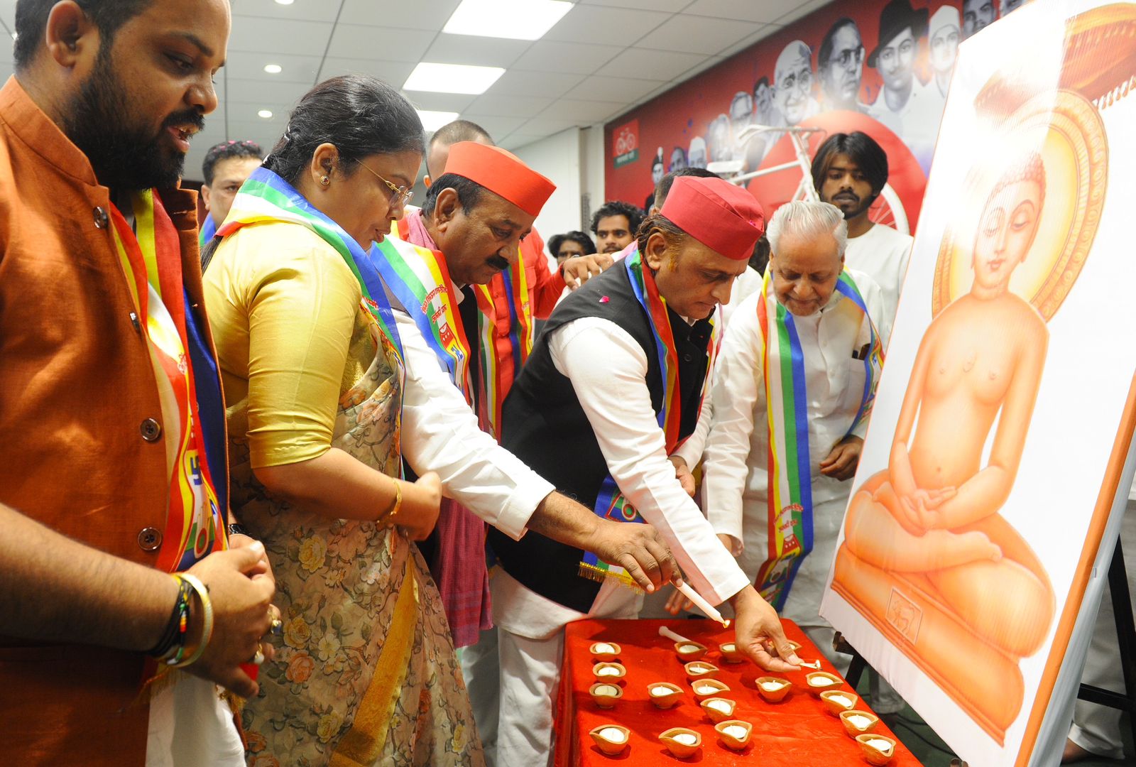 समाजवादी पार्टी कार्यालय में मनाई गई भगवान महावीर जयंती