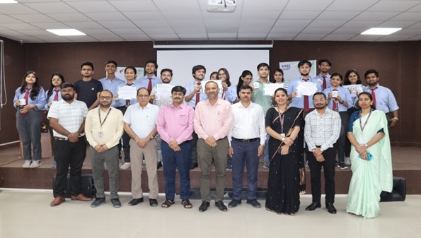 जीएल बजाज में आयोजित नवाचार आधारित प्रतियोगिता में दिखा कौशल