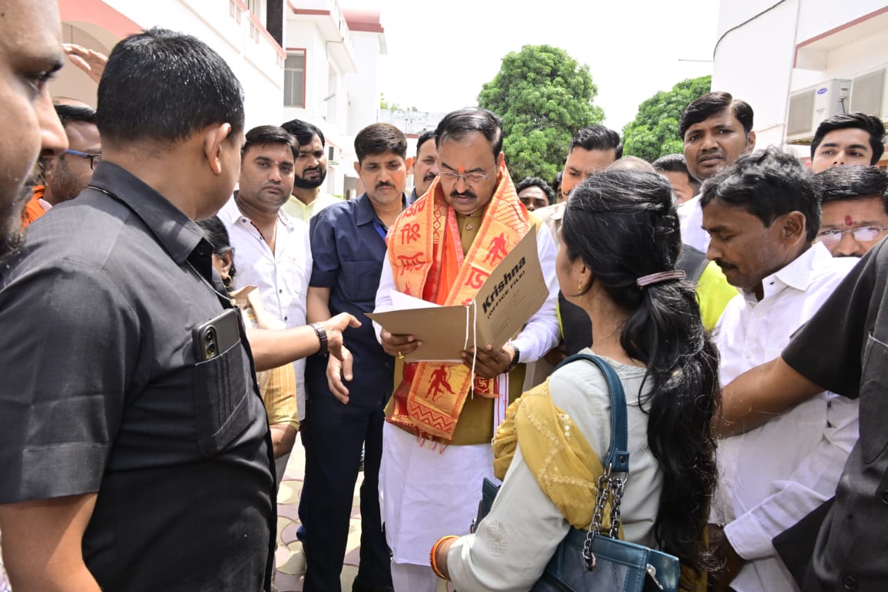 उप मुख्यमंत्री केशव प्रसाद मौर्य ने प्रयागराज में ‘जनता दर्शन’ में सुनी जन समस्याएं