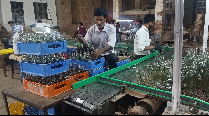 अमेरिका-ईरान युद्ध के चलते कांच उद्योग को लगा तगड़ा झटका, हर महीने हो रहा है करोड़ों का नुकसान