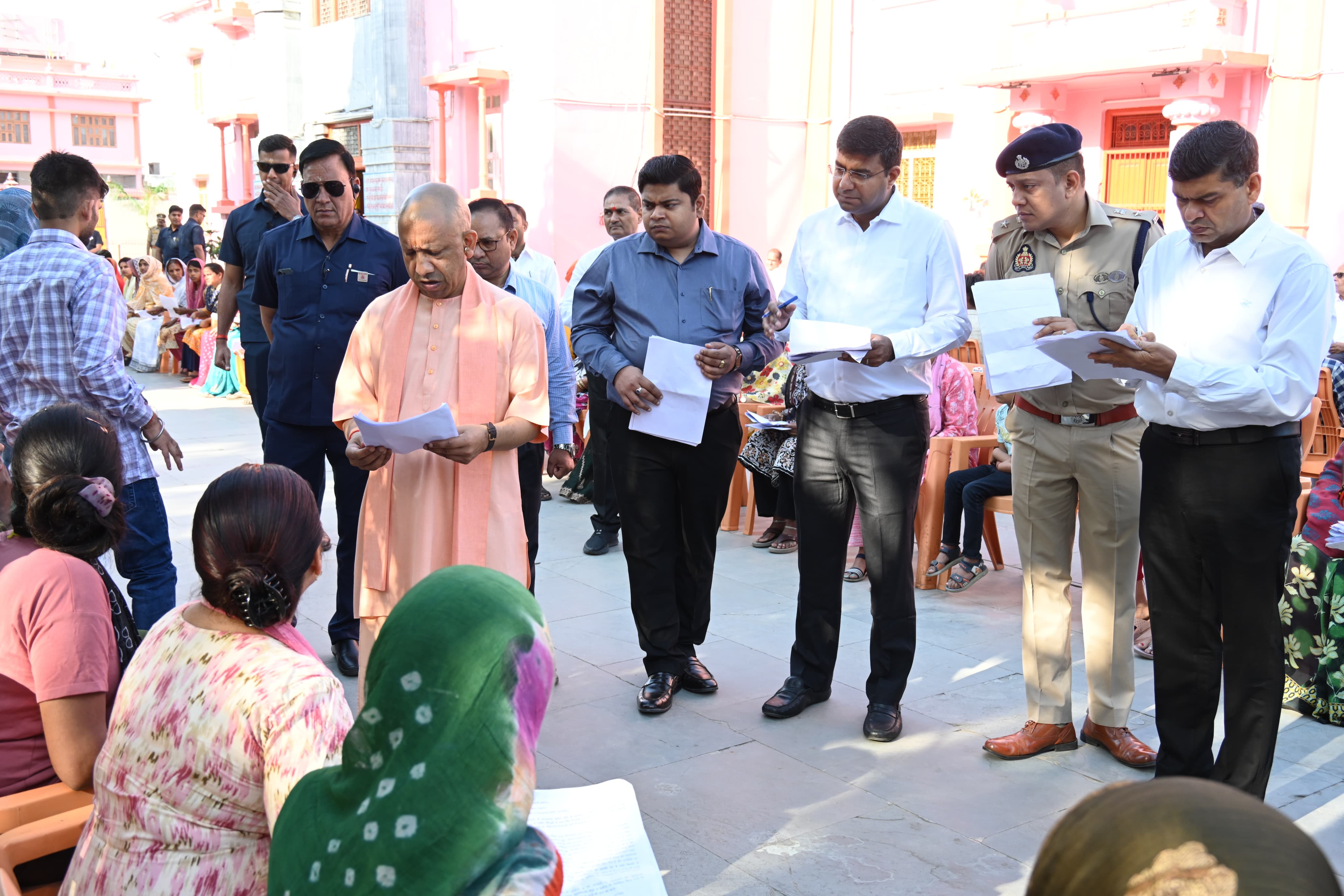 गोरखनाथ मंदिर में 200 लोगों से मुलाकात कर उनकी समस्याएं सुनीं मुख्यमंत्री योगी आदित्यनाथ ने