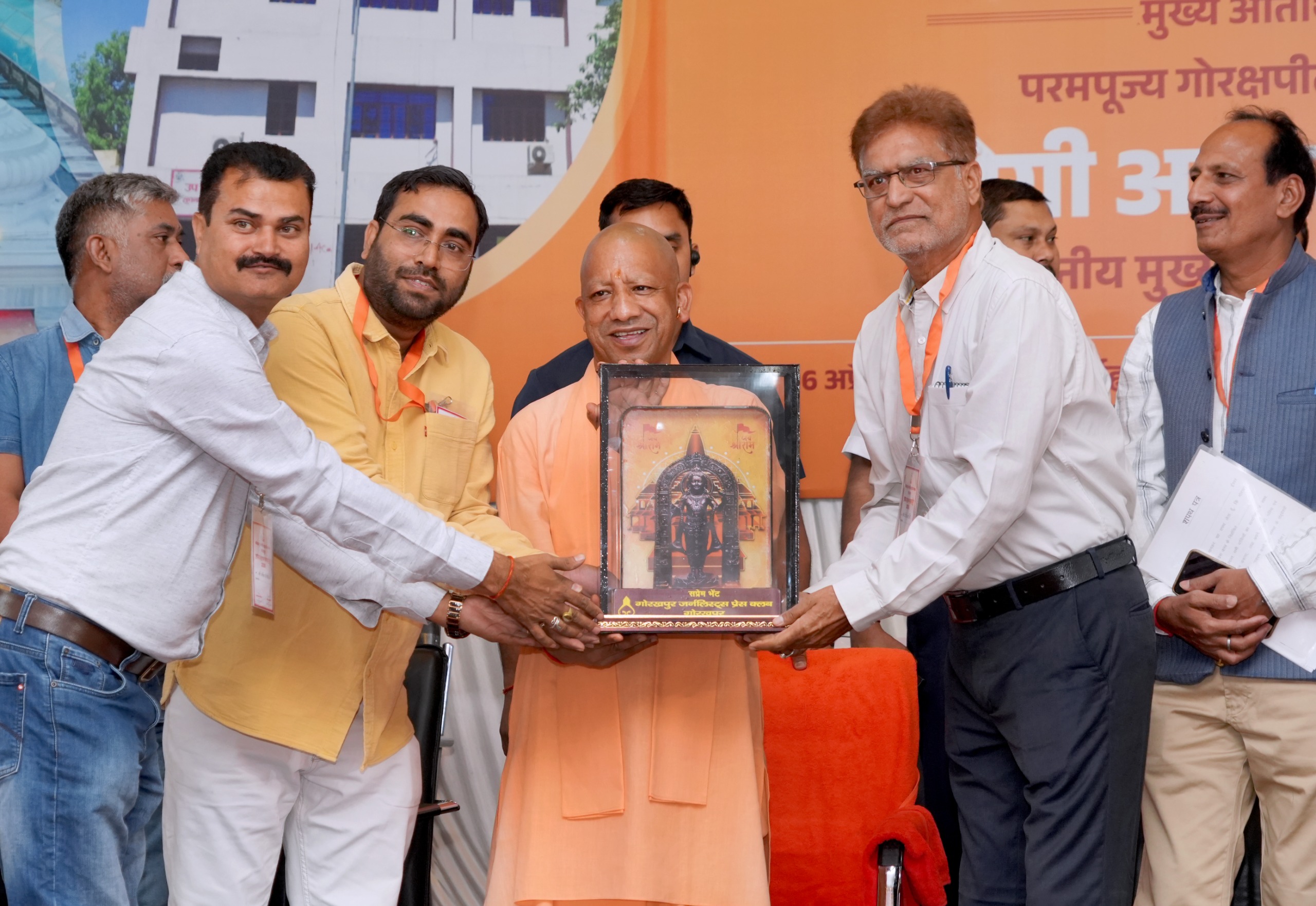 सरकार मूल्यों व आदर्शों पर आधारित पत्रकारिता के साथ: सीएम योगी