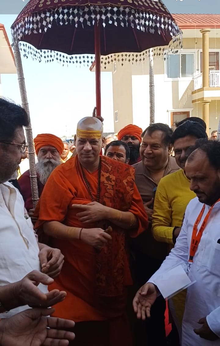 फरह में भव्य कलश यात्रा से गूंजा जय श्रीराम का जयघोष, महामंडलेश्वर कैलाश गिरी महाराज के आगमन पर हेलीकॉप्टर से हुई पुष्पवर्षा, श्रीराम कथा का हुआ शुभारंभ